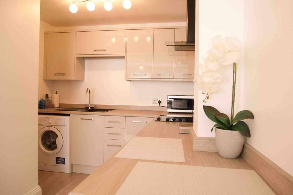City Centre, Recently Renovated 2 Bedroom Flat Apartemen